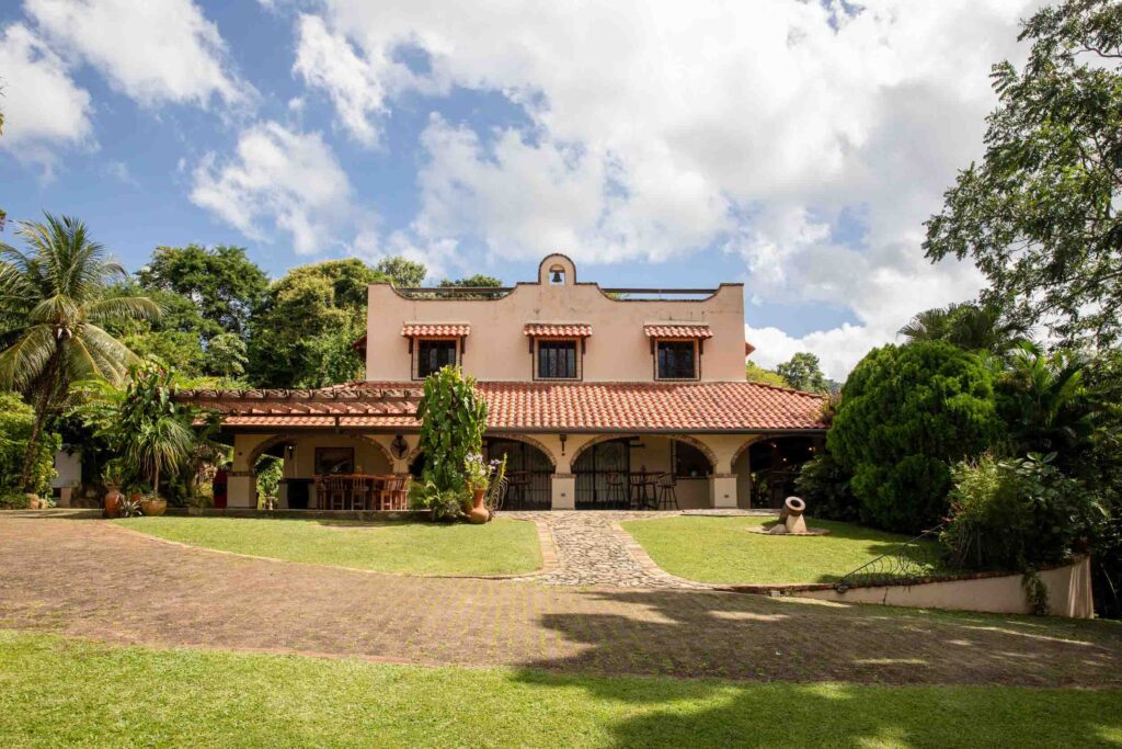 Full view of the house at Esperanza Alta Wedding Venue 